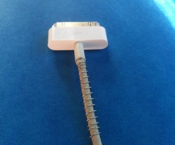 Per non distruggere il cavo del caricabatterie, avvolgilo con la molla di una penna a sfera